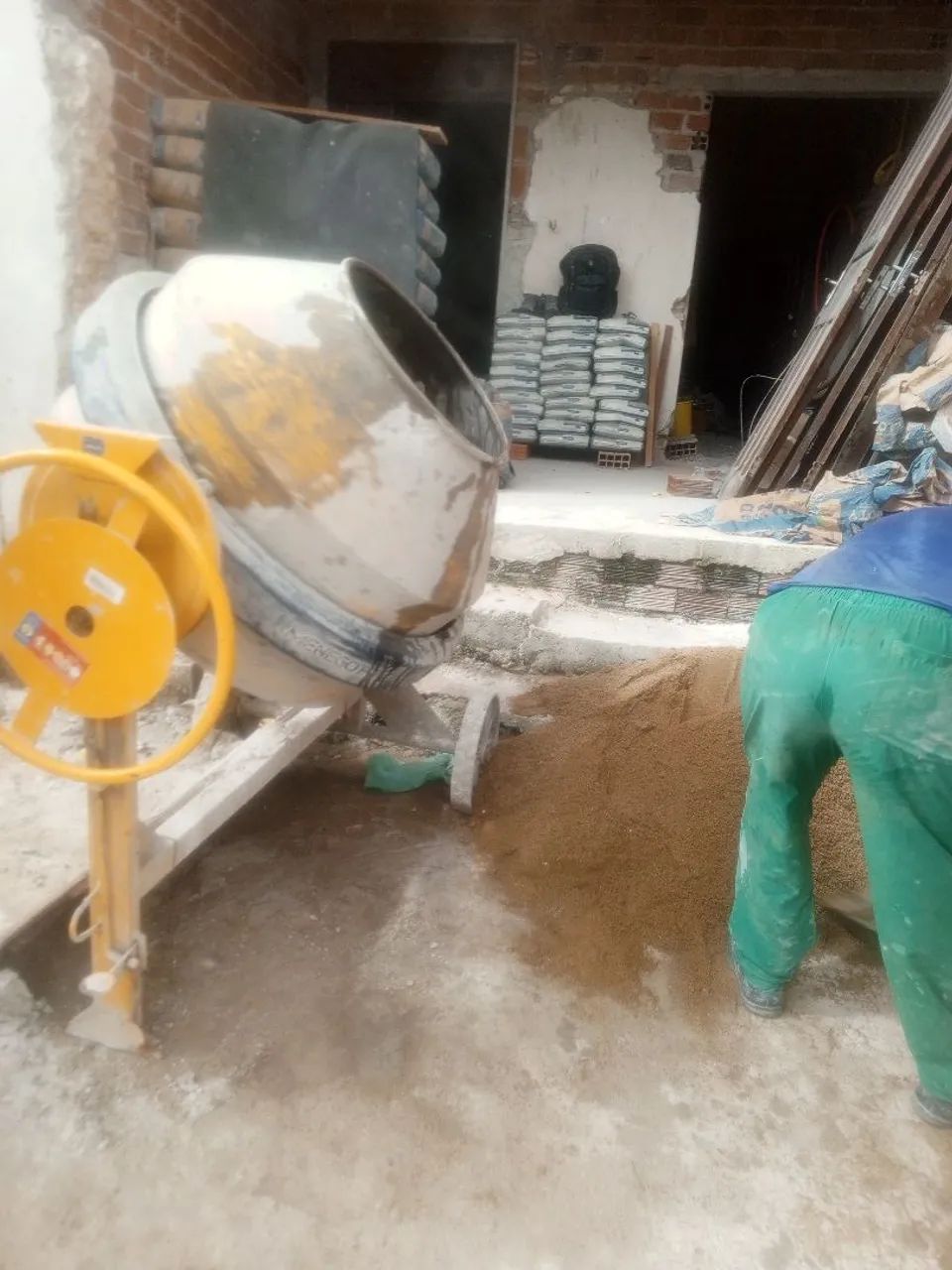 Pedreiro profissional para sua construção completa