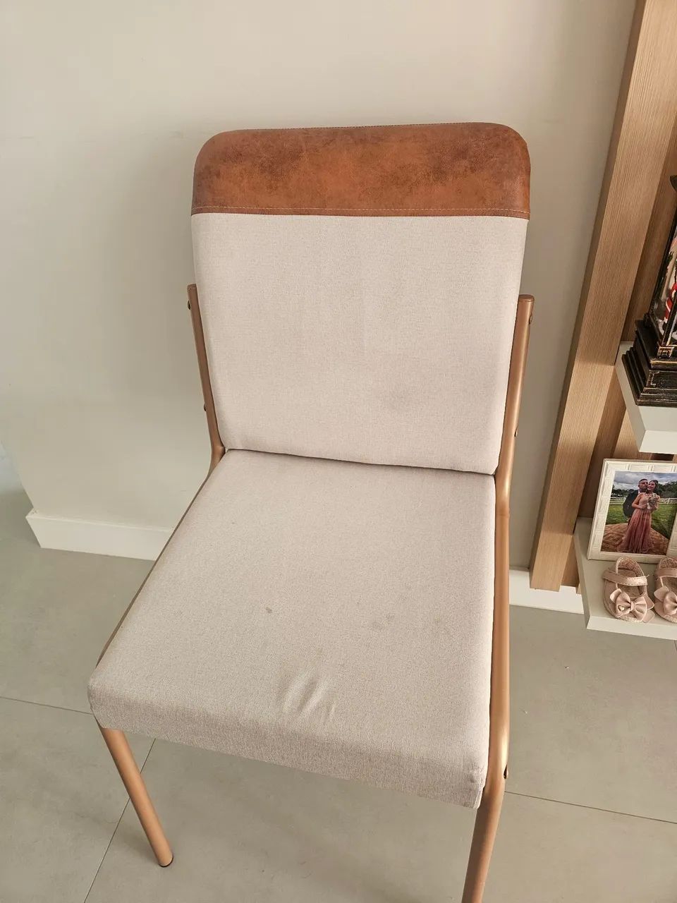 VENDO MESA DE MÁRMORE COM 4 CADEIRAS NOVAS - Foto 2