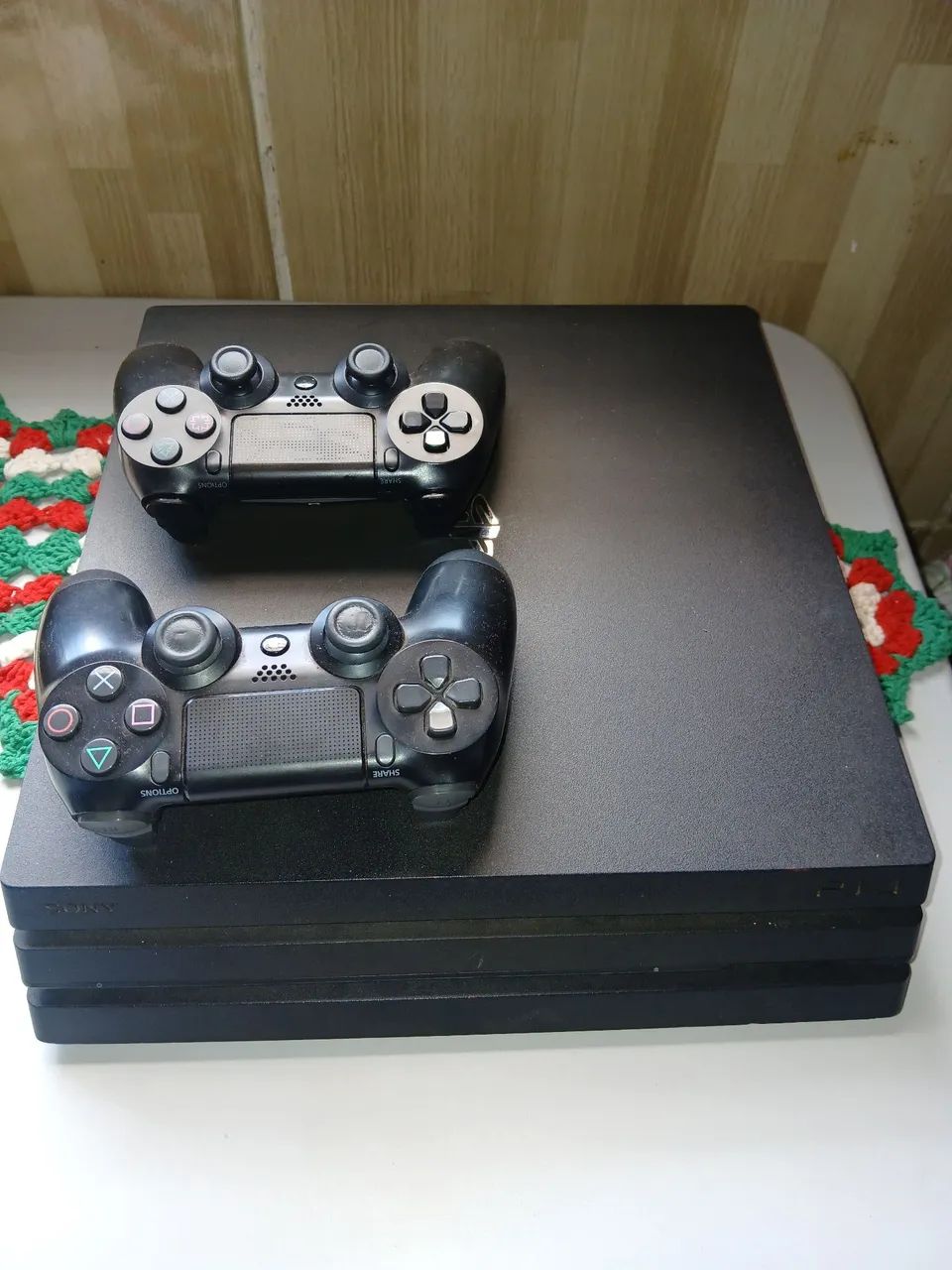 Ps4 pro de 1tb com dois controles - Foto 2