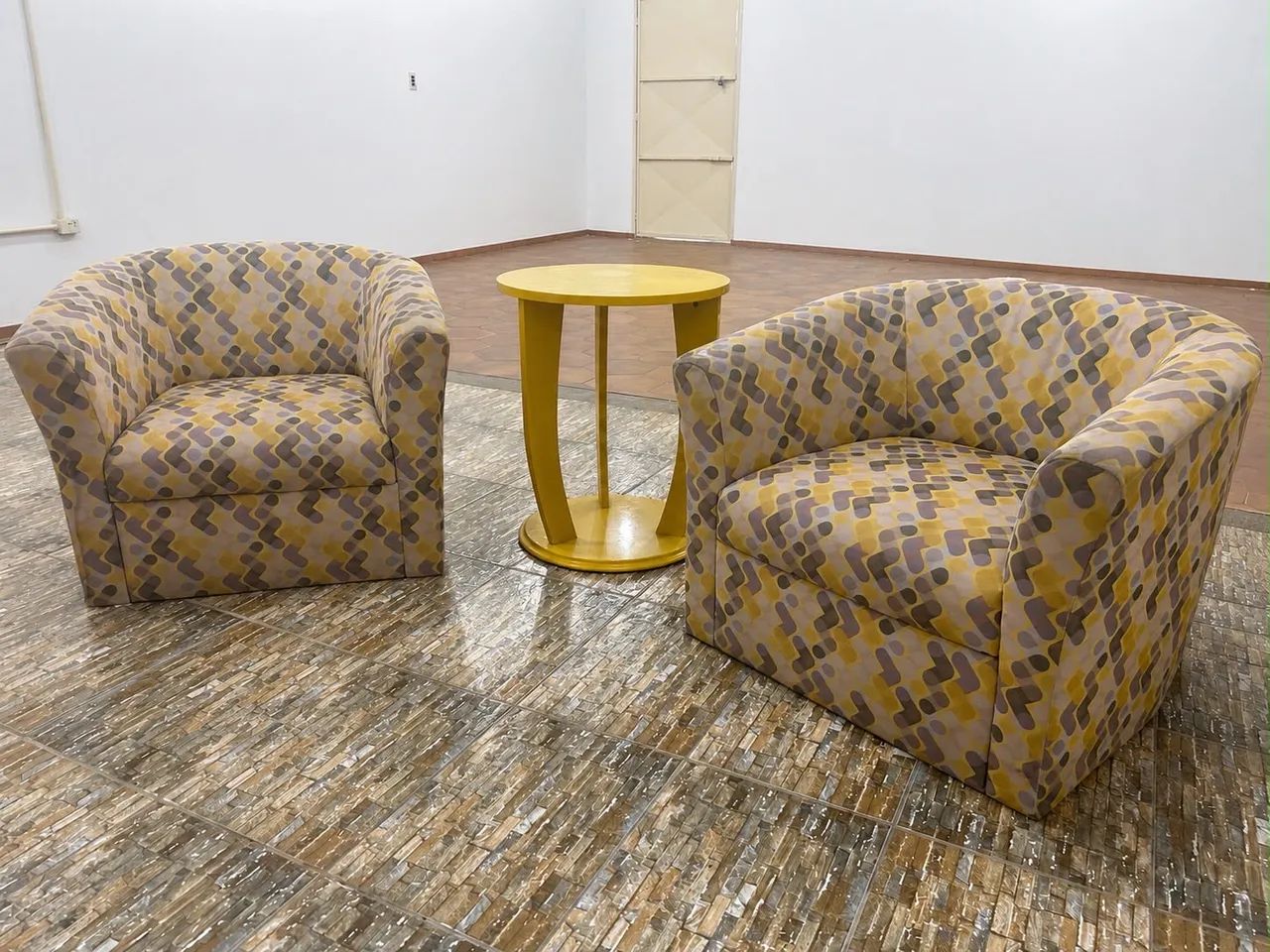 VENDO POLTRONAS E MESA AUXILIAR