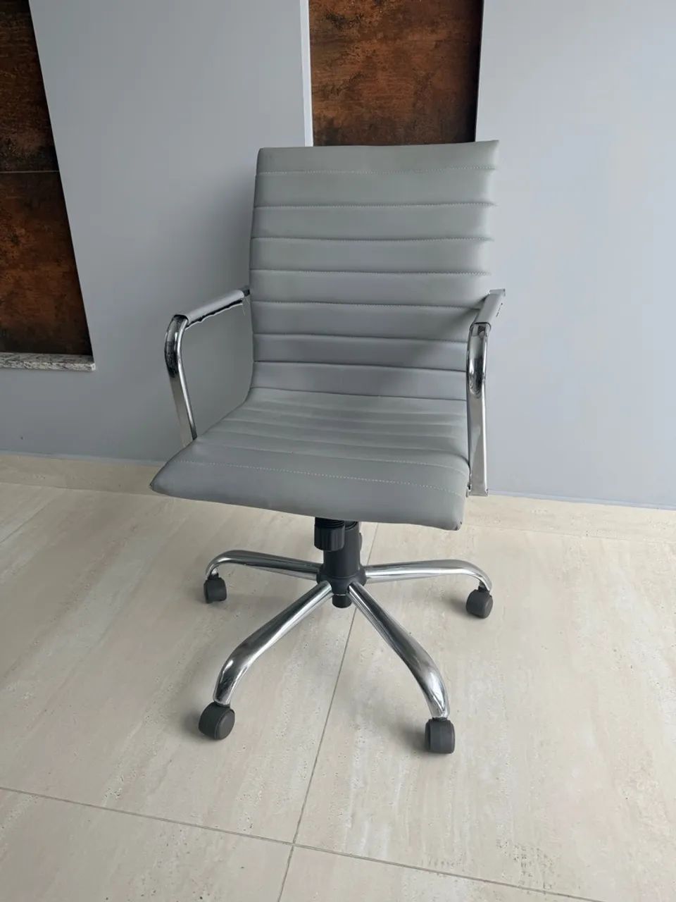 Cadeira para escritório com rodinhas cromada  - Foto 2