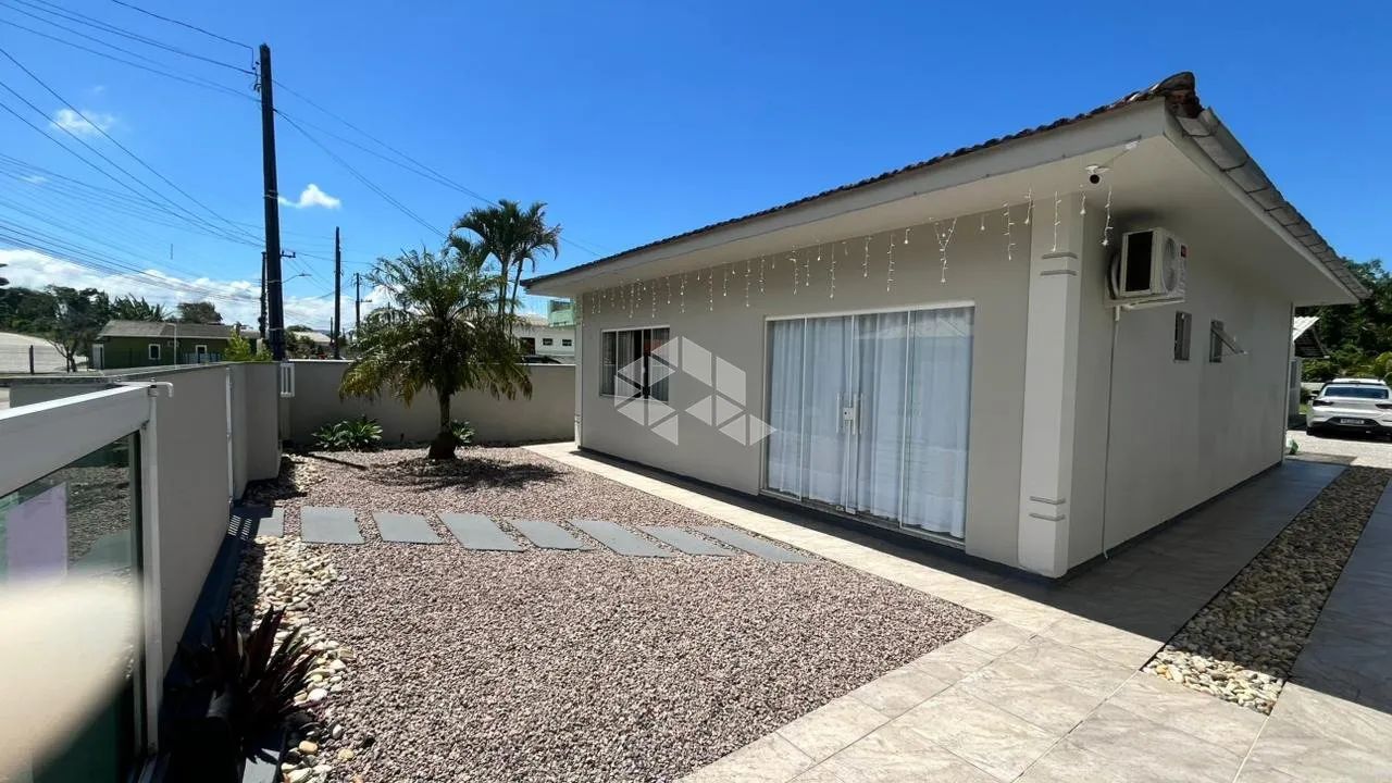 Casa de Praia Moderna e Mobiliada em Palhoça com Varanda Gramada e Ar-Condicionado - Foto 5