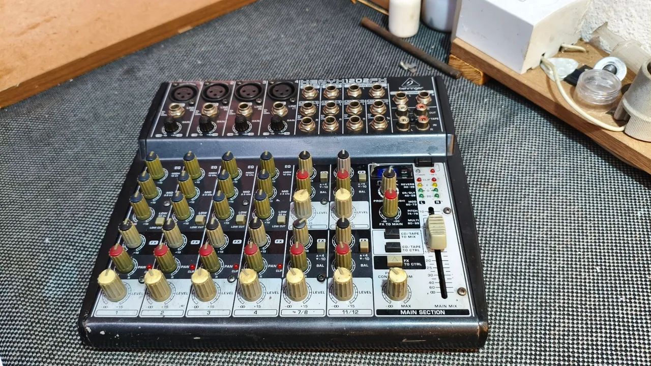 Mesa de Som Behringer Xenix 1202 FX