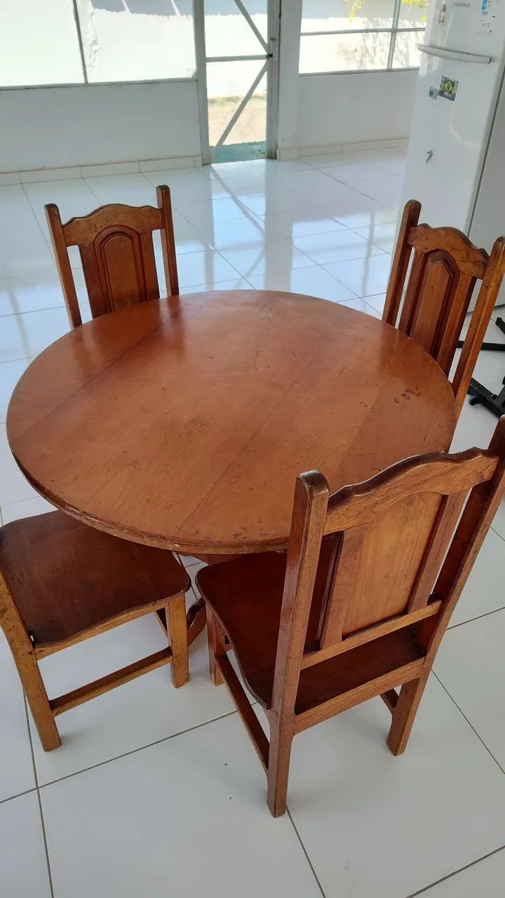 Mesa de madeira com 4 cadeiras