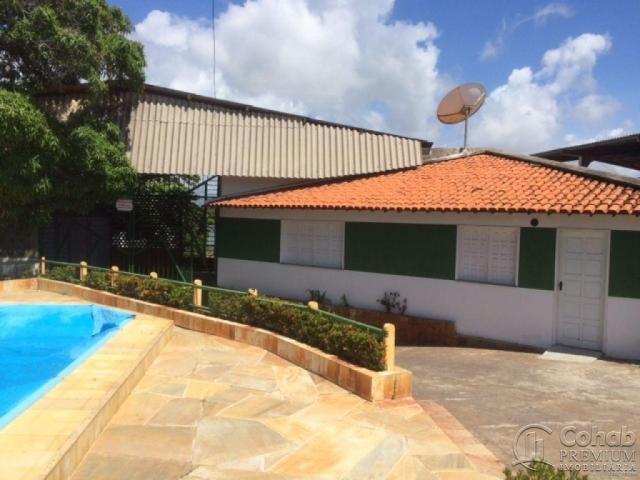 Marina/píer na orla por sol; bairro mosqueiro