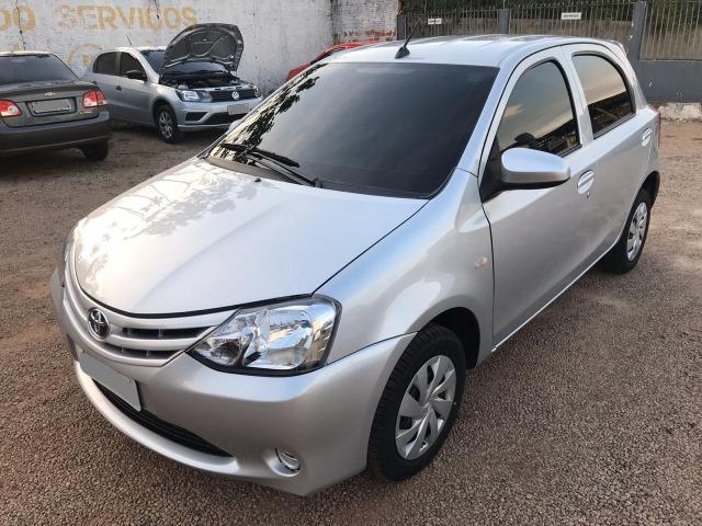 Etios Hatch X 1.3 Completo Super Conservado - Foto 14