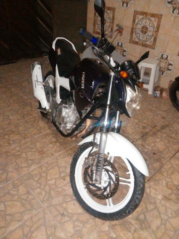 Vendo uma moto feize top de linha toda legalizada so no ppnto de transferi