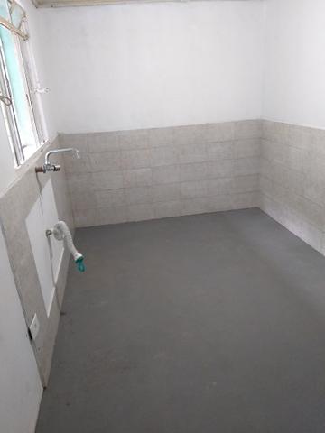 Aluga-se casa (fundos)