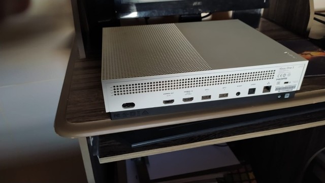 Xbox One S 500g + 2 Controles + FIFA19