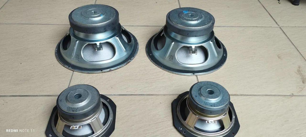 Autos falantes em perfeito estado e conservação 