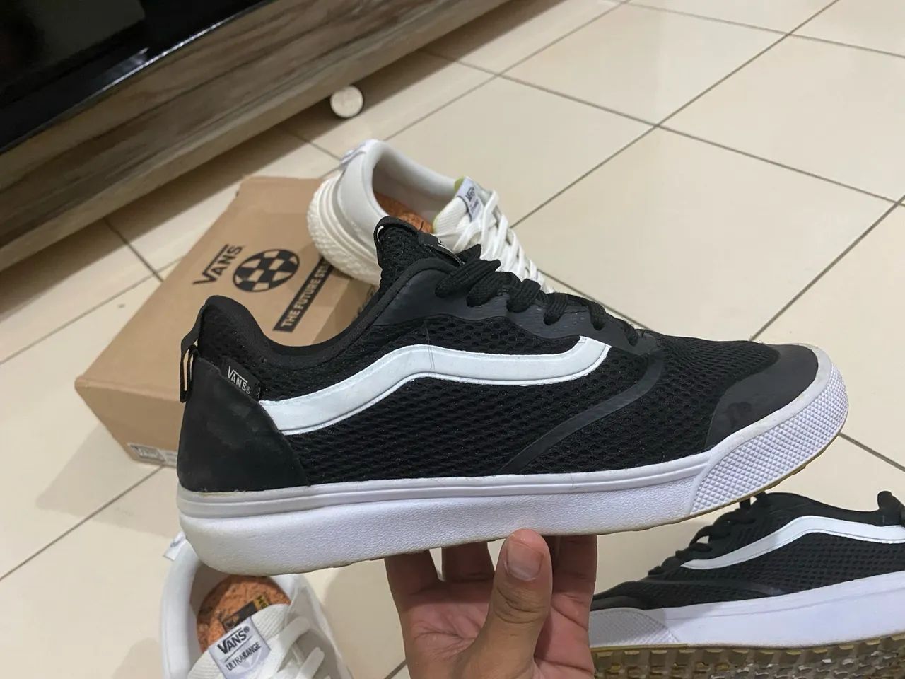 Dois tênis vans ultrange tamanho 42, ótimo estado de conservação.