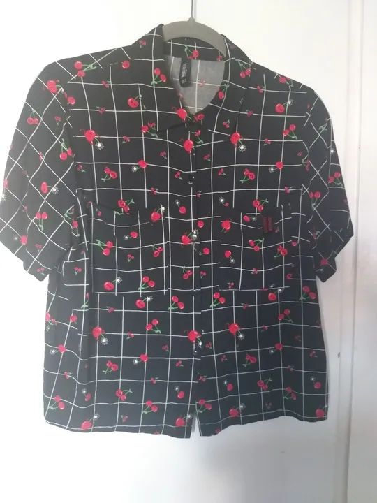 Blusa preta com cerejinhas  