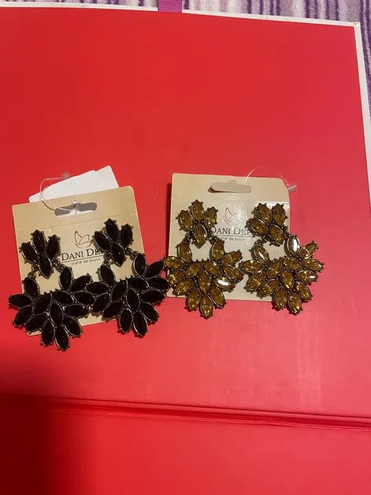 Brincos variados de strass e pedras