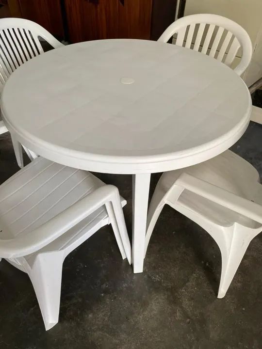 MESA COM 4 CADEIRAS DESING TOK STOK