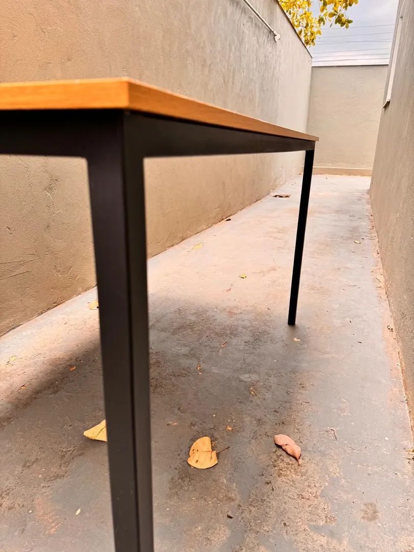 Mesa de MDF com estrutura de ferro pintura eletrostática 
