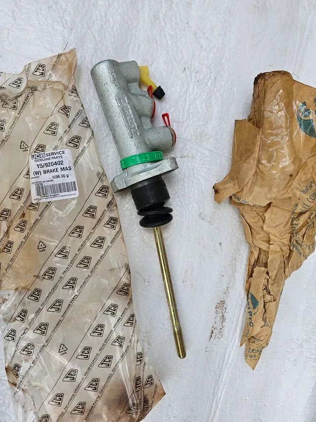 JCB retroescavadeira cilindro mestre freio novo 15920402 - Foto 2