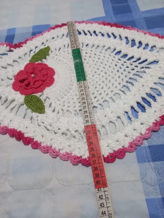 Caminho de mesa de crochê em formato de morangos - branco com flores rosas - Foto 4