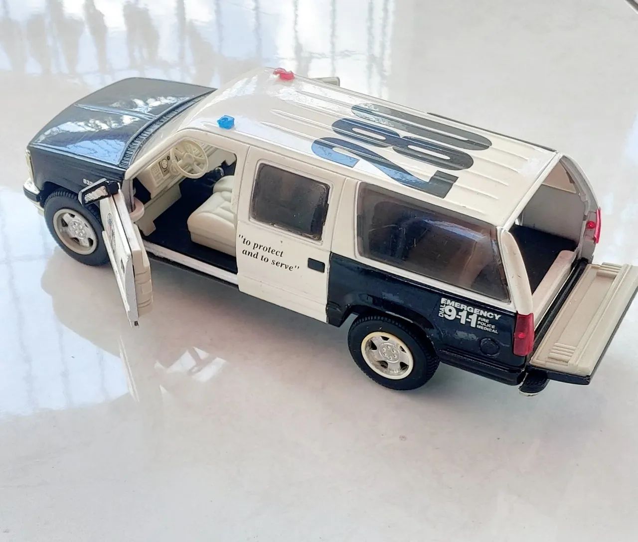 Miniatura Chevrolet suburban 1993 1/24 - Foto 4