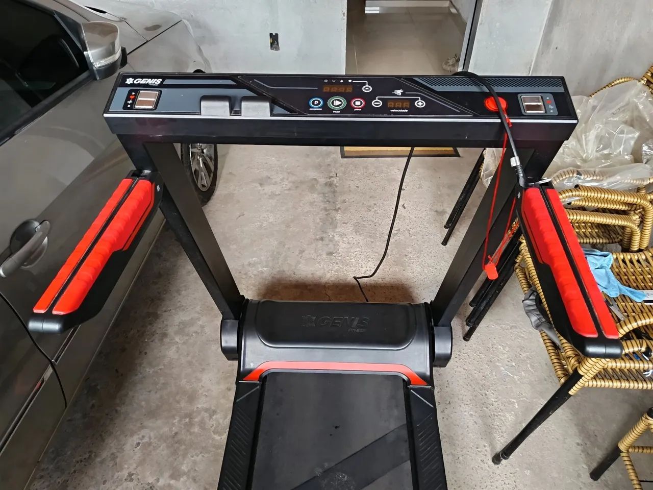 Vendo esteira da marca GENIS semi nova.