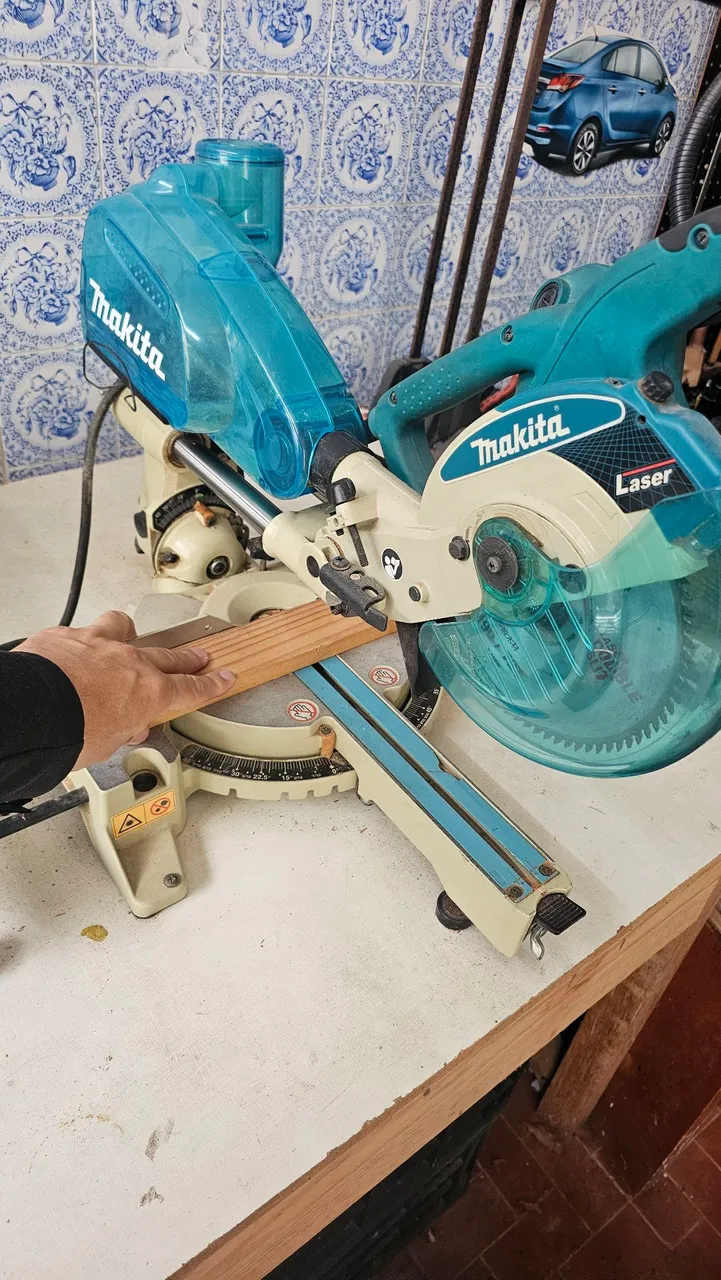 Serra meia esquadria Makita com laser NOVA na Caixa