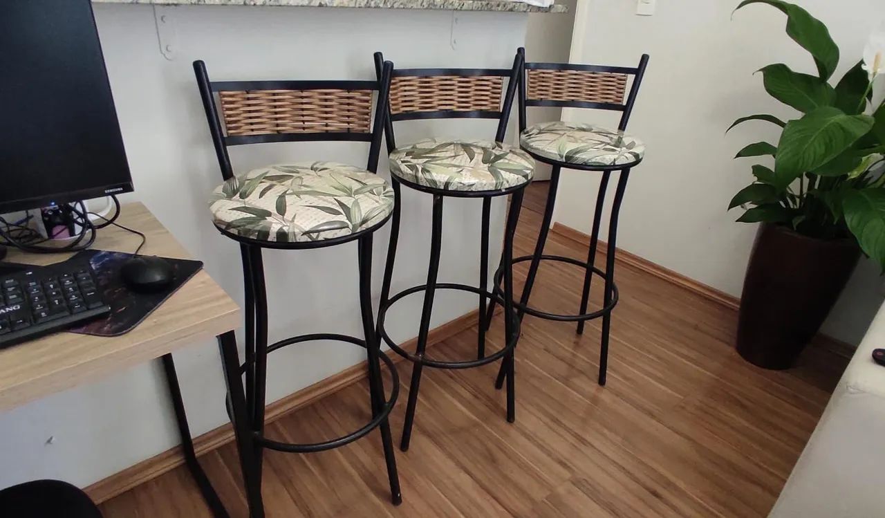 Banqueta alta com encosto em fibra natural - Foto 4