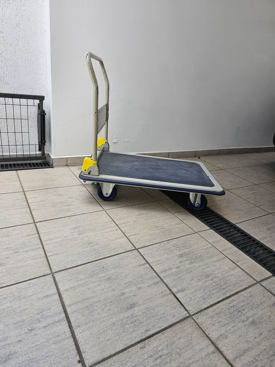 Carrinho de mão dobrável em ótimo estado - Foto 2