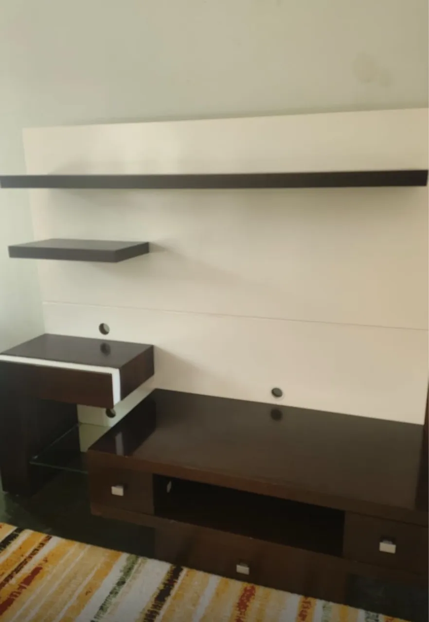 Painel de TV com prateleiras e bancada