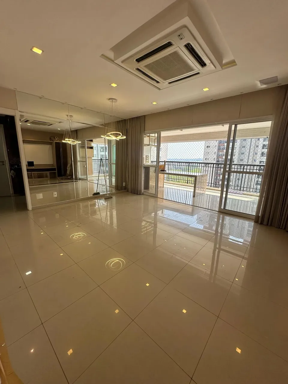 Apto Sensacional no London 169m²/ 4 Suites/ Semimobiliado/ 8º Andar/ 3 Vagas