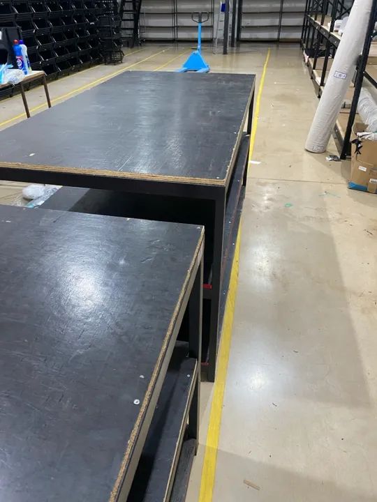 Mesa de trabalho industrial com prateleiras - Foto 3