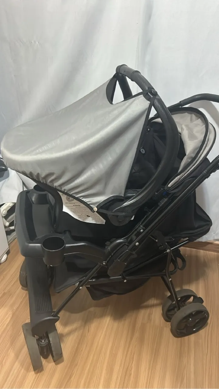 Carrinho de Bebê Preto com Capota
