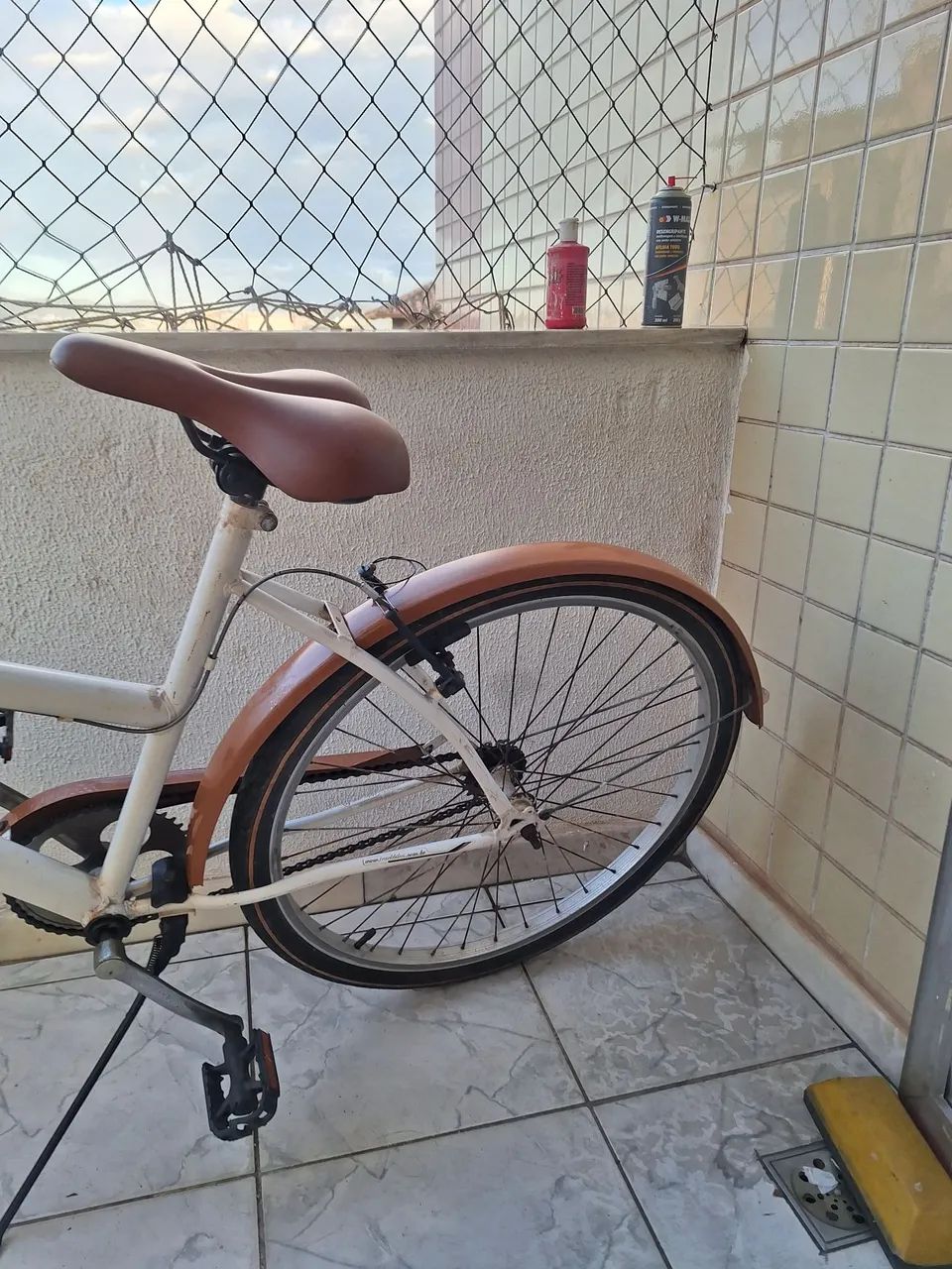 Bicicleta retrô branca e marrom - Foto 3