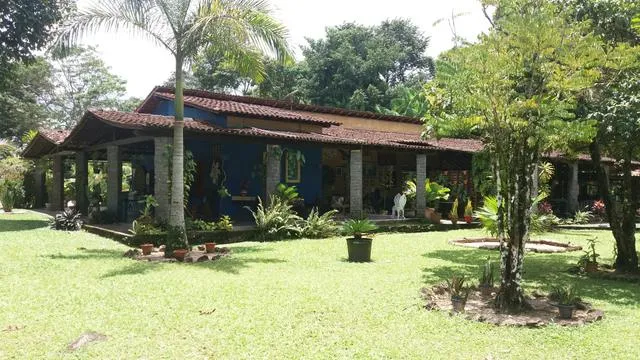 Sitio com terreno de 35 mil m2 VENDO. CRECI 2665.
