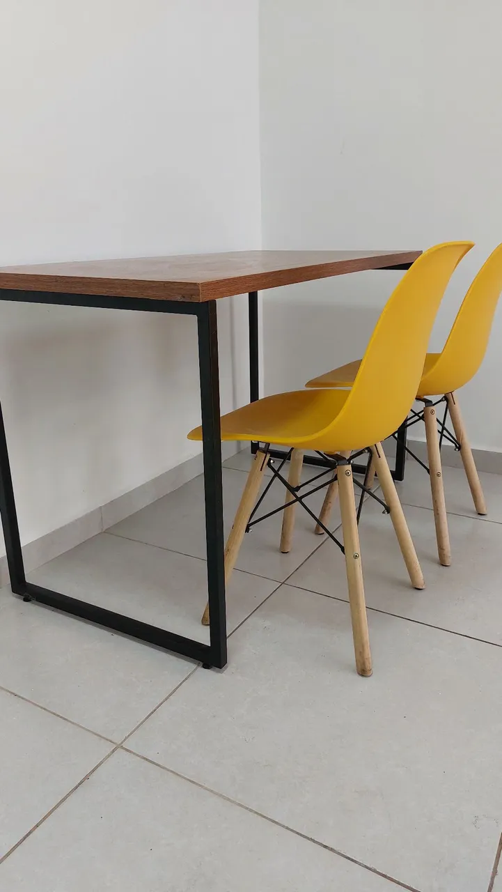 Mesa com cadeiras amarelas - Design moderno