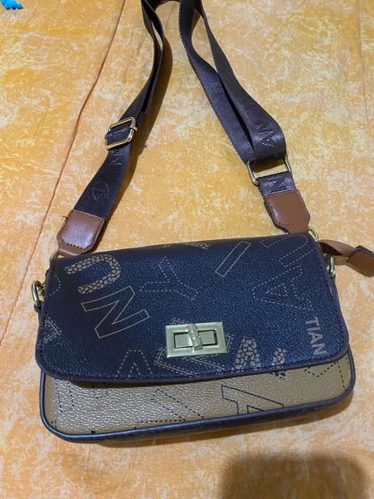 Bolsa de Ombro Marrom com Detalhes em Dourado