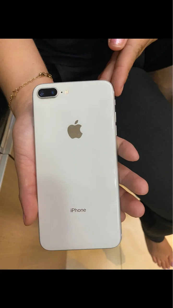 iPhone 8 Plus acompanha, cabo e fonte a fonte original e acompanha uma capa somente
