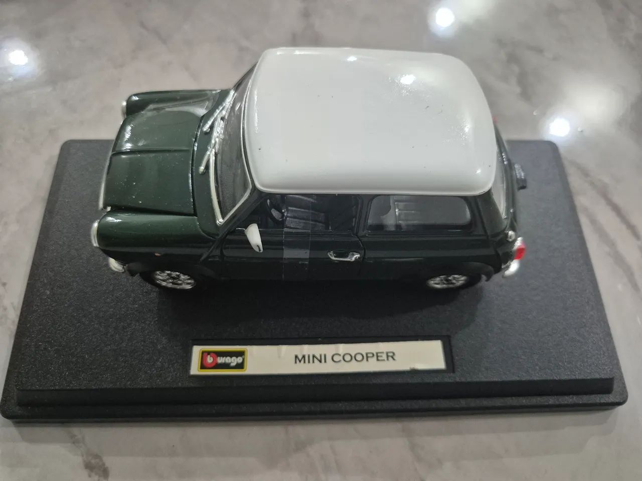 Miniatura Mini Cooper Burago 1:24 na caixa 