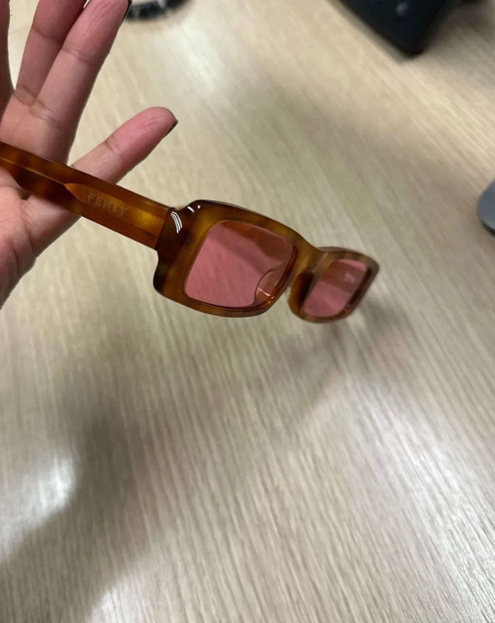 ? VENDO ÓCULOS DA RIHANNA ?