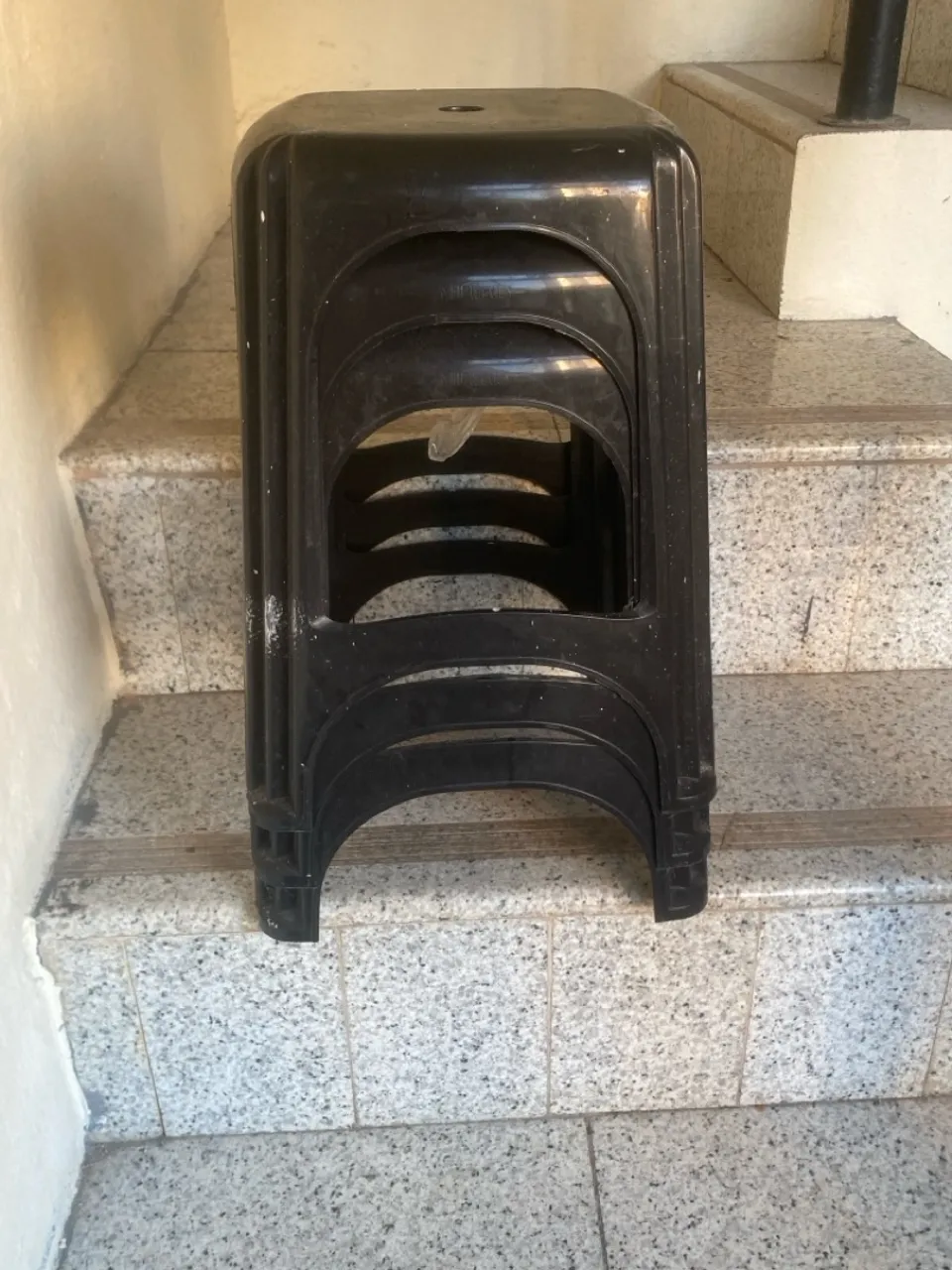 Banco preto de plástico resistente