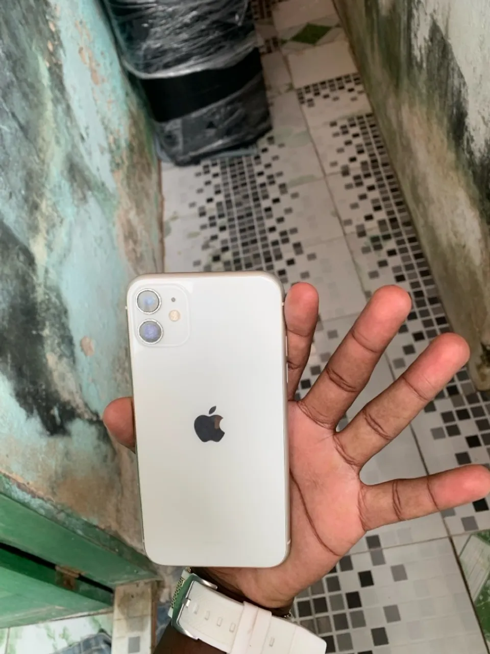 iPhone 11 vender logo