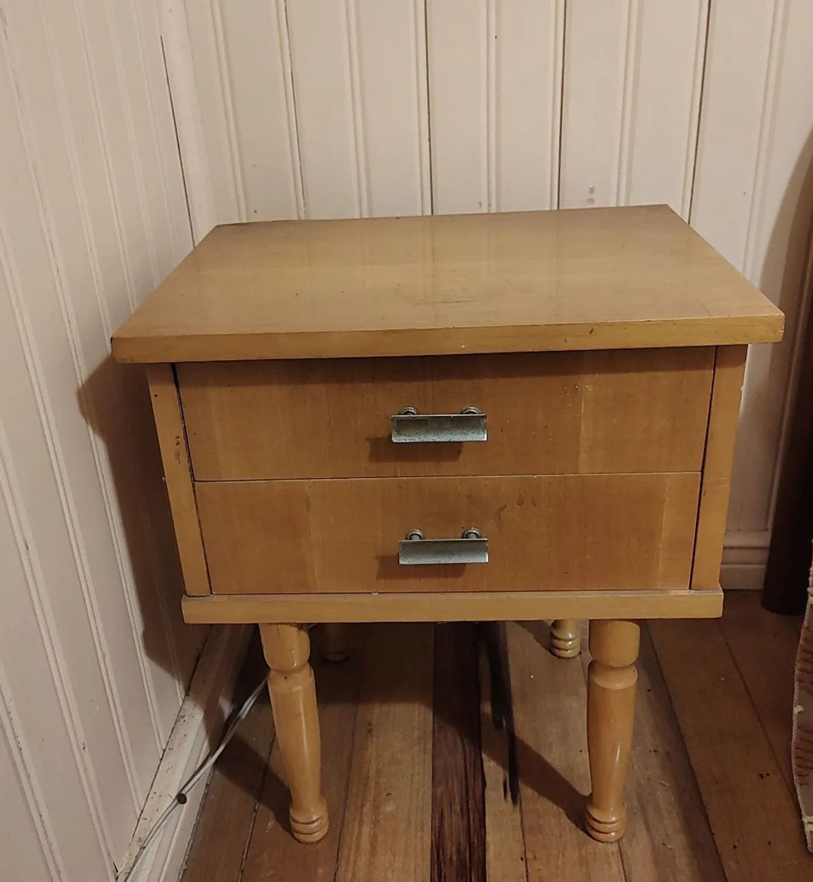 Mesa de cabeceira com 2 gavetas