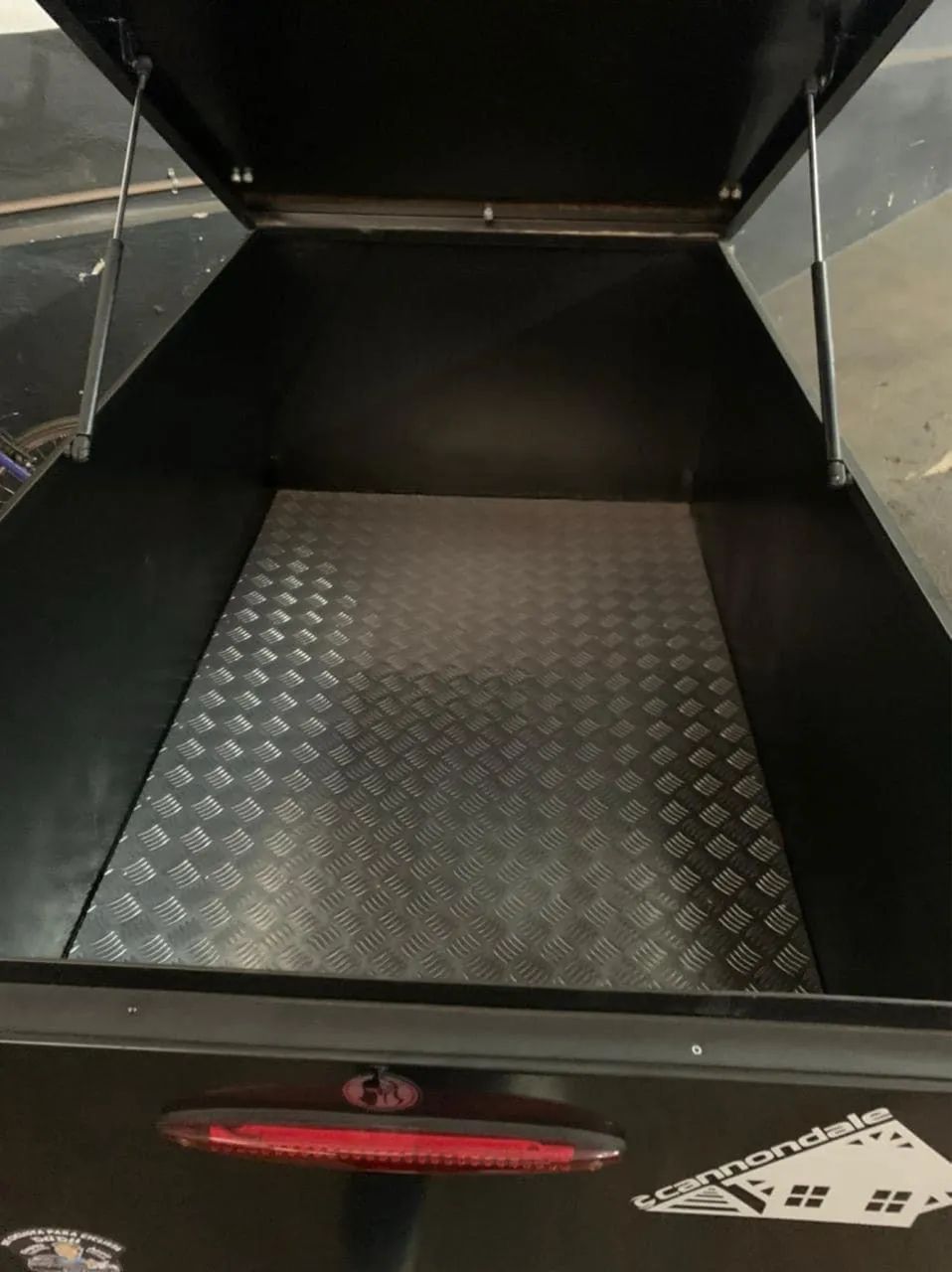 Baixou preço . Carretinha baú para bicicletas , carga e camping