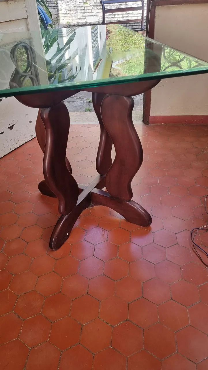 Mesa com tampo de vidro e pés em madeira com design diferenciado - Foto 5