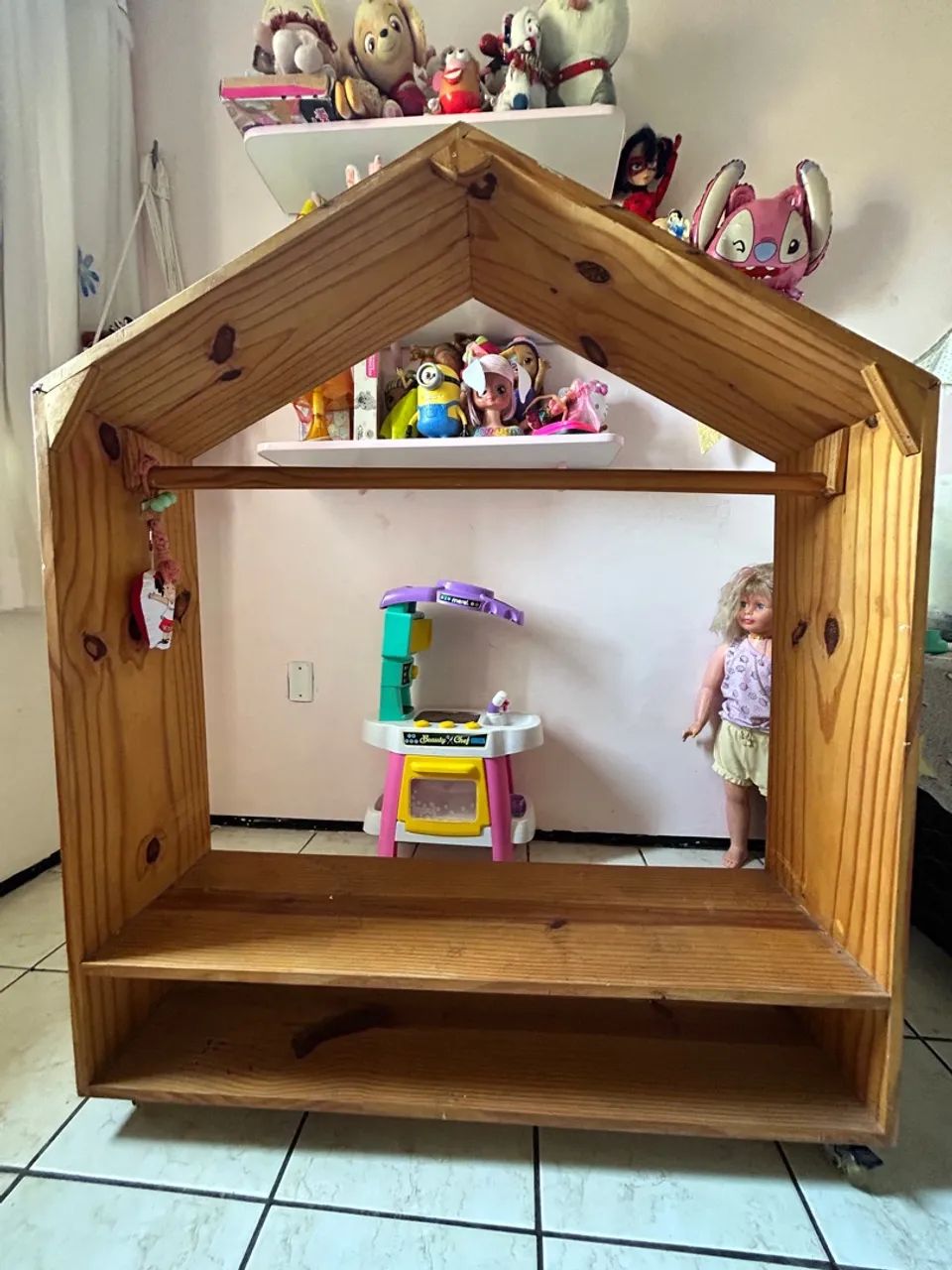 Armário infantil de madeira com cabideiro