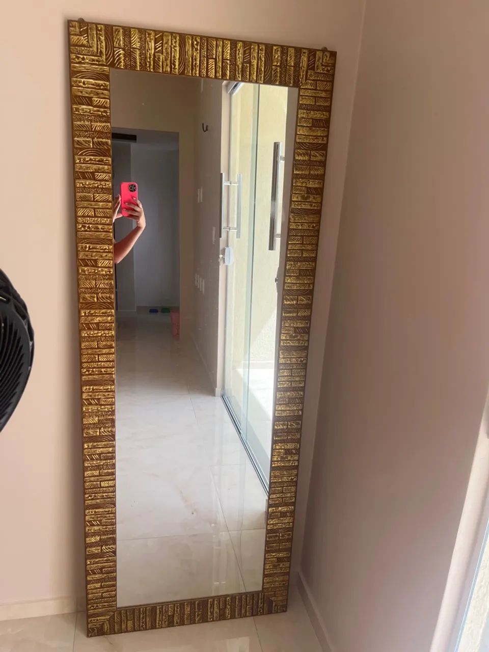 Espelho decorativo com moldura dourada - Foto 2