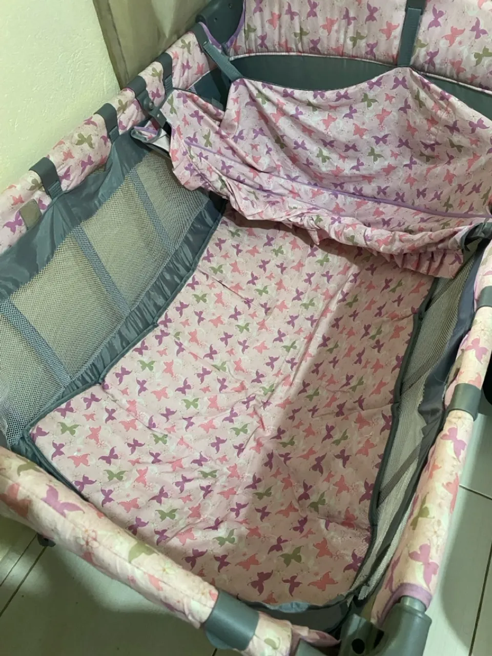 Berço Portátil com Estampa de Borboletas