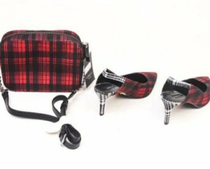 CONJUNTO BOLSA E SCARPIN, EM COURO LEGÍTIMO E TECIDO XADREZ, MARCA CORELLO.