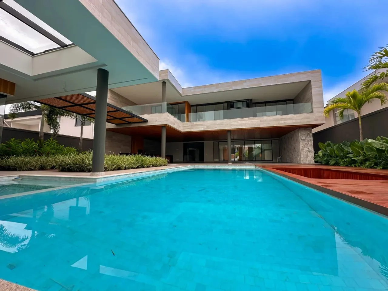 Barra da Tijuca. Casa para Venda com 1.000m² de Terreno e 5 Suítes e Diversas Vagas de Gar