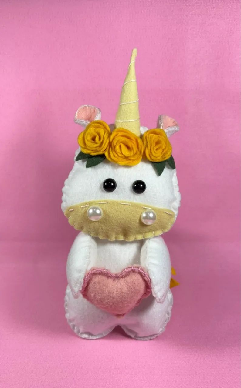 Unicórnio de feltro - Rosas e cauda amarelas