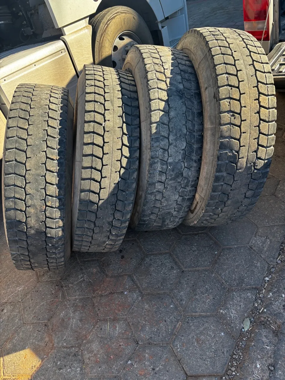 4 pneus 295 Pirelli borrachudo e 4 pneus 295 DRS misto