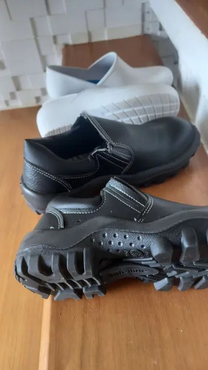 Sapatos pretos de segurança